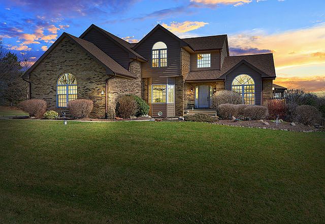 1st image of 12 Piper Ln