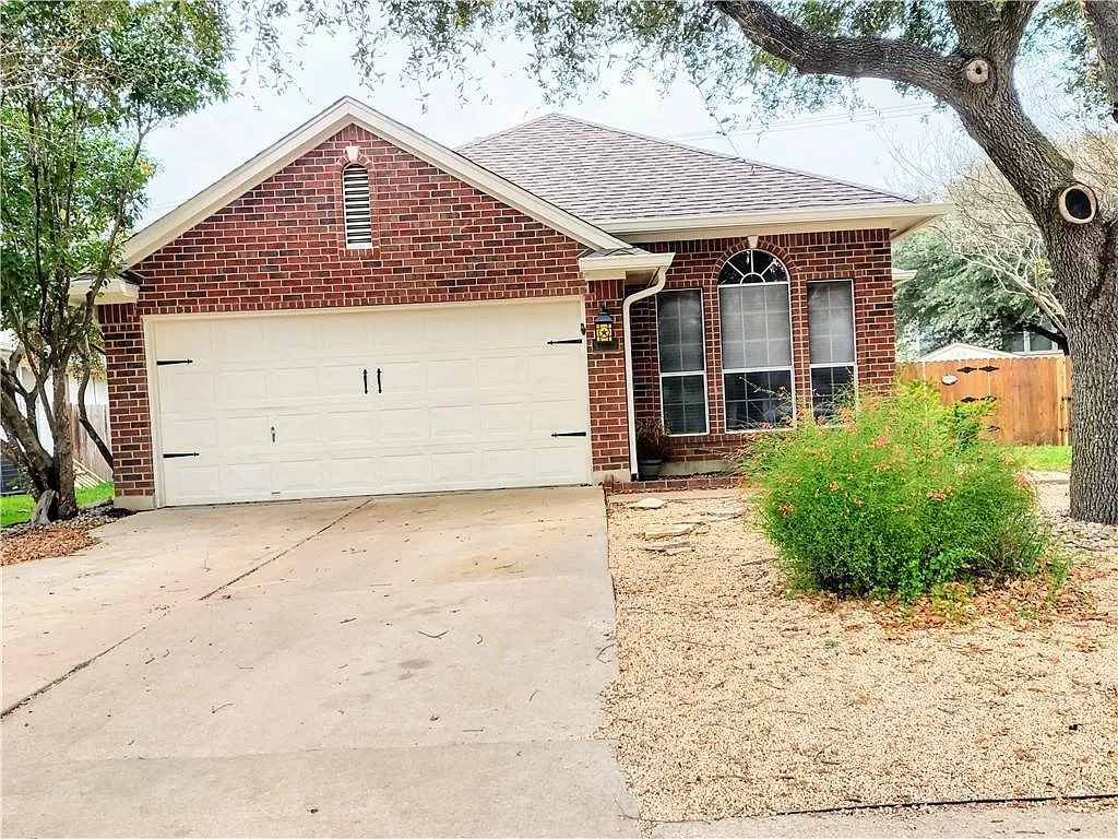 3 bed, 1361 sqft, $1,900 — Photo 2