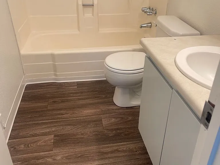 1112 Bradley Sq — Photo 13