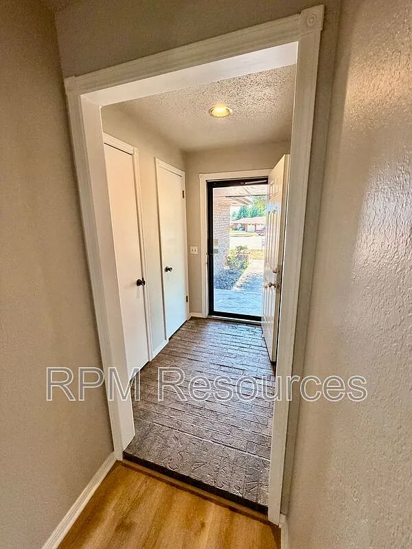 3 bed, 2.0 bath, 1359 sqft, $1,595 — Photo 3