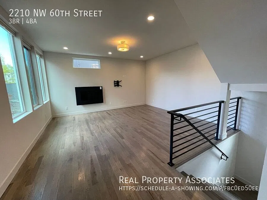 Pet Friendly, Spacious 3bed, 3.5bath, SFH with Private Rooftop deck, 1 covered parking stall — Photo 4