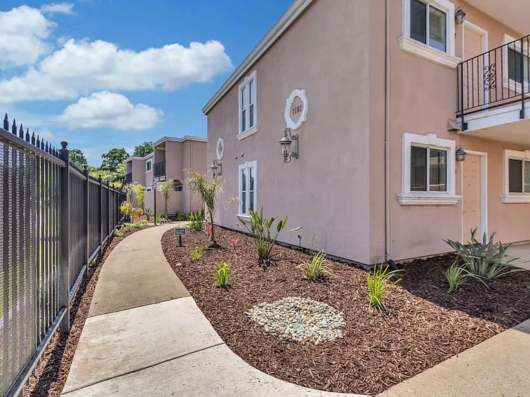 South Land Park Apartments — Photo 16