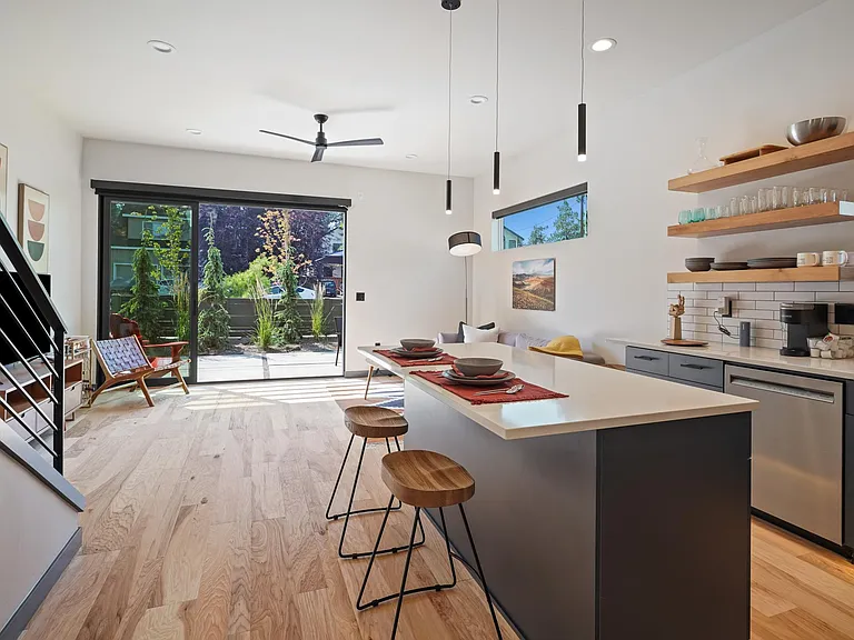 36 SW Roosevelt Ave — Photo 10