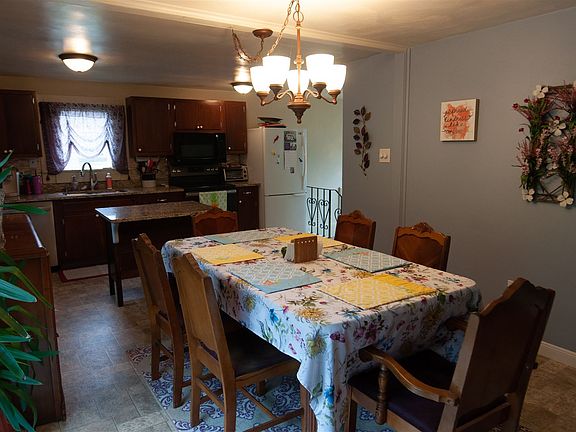 Dine in kitchen