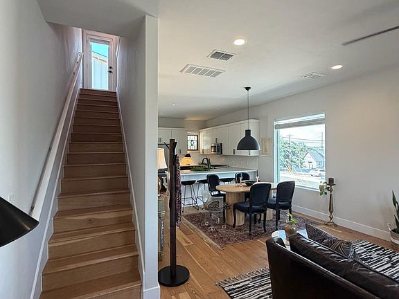 3rd image of 2108 Rosewood Ave #B