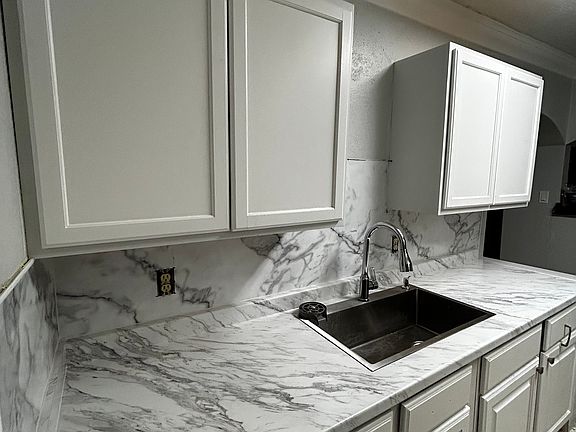 4th image of 7977 Fowlie St