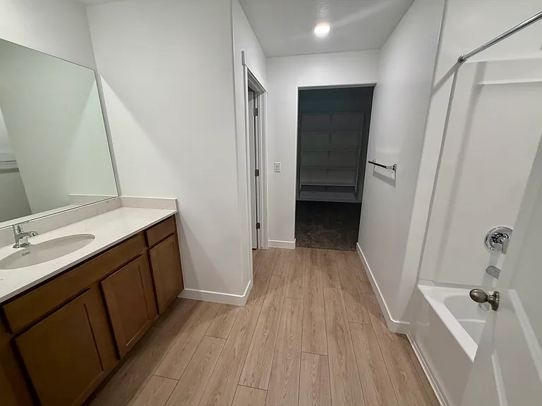 556 E Levengrove Dr — Photo 8
