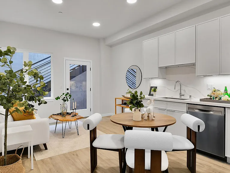 255 E Louisa St #B — Photo 4