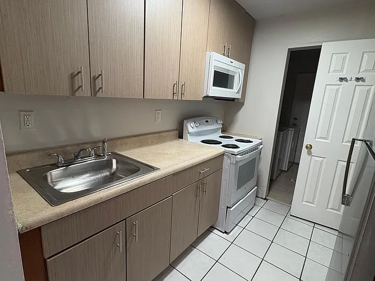 900 NW 17th Ave E #EAST — Photo 3