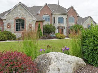 W286N3372 Stone Fence Ct, Pewaukee, WI 53072