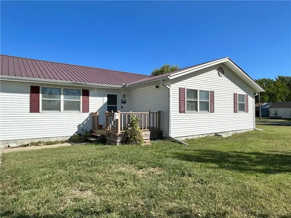 115 S 14th St, Burlington, KS 66839