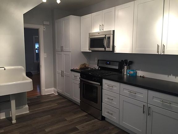 Large eat-in kitchen with Table for 6.