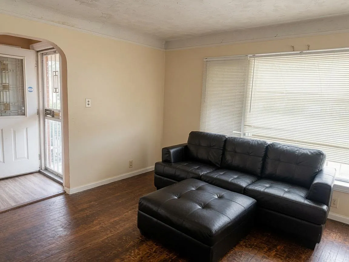 3 bed, 1.0 bath, 2000 sqft, $910 — Photo 3