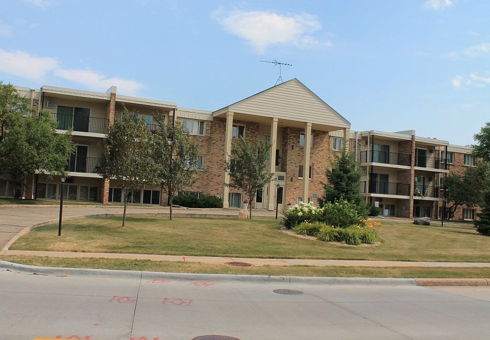 1st image of 4351 Parklawn Ave #105