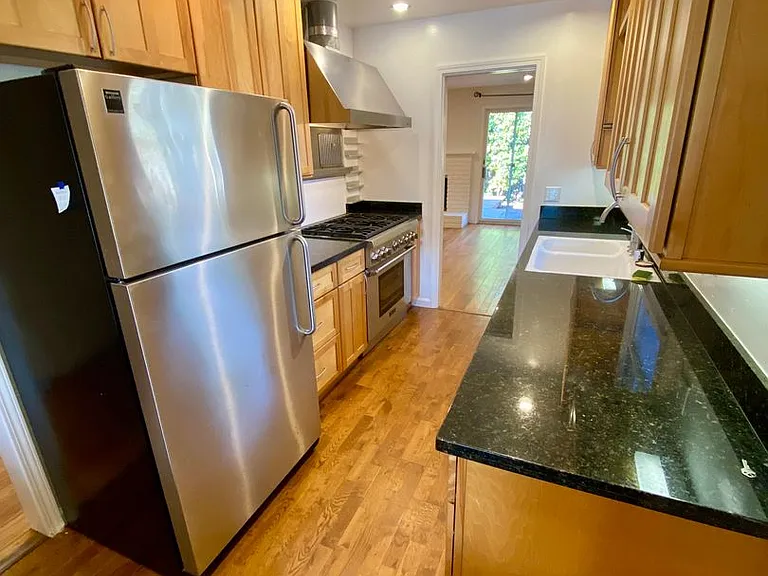 1052 Clark Ave — Photo 9