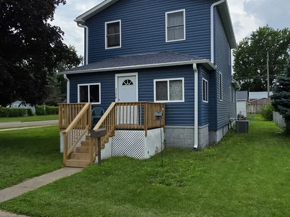 2398 Dunham St, Clinton, IA 52732