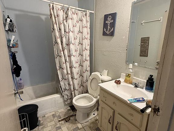 3rd image of 1204 Lamar Ave