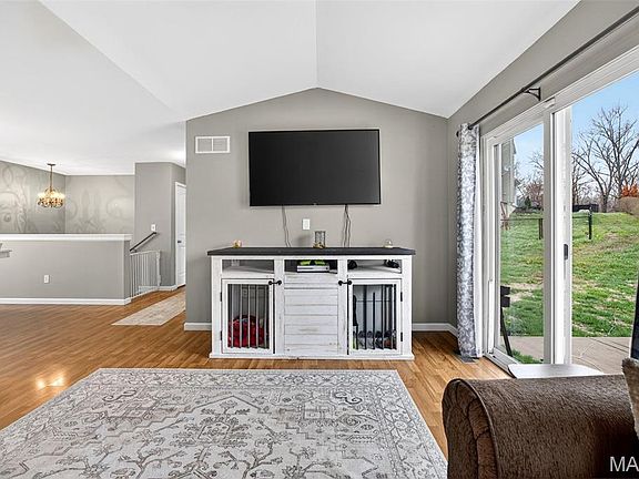 5th image of 38 Shady Tree Ct