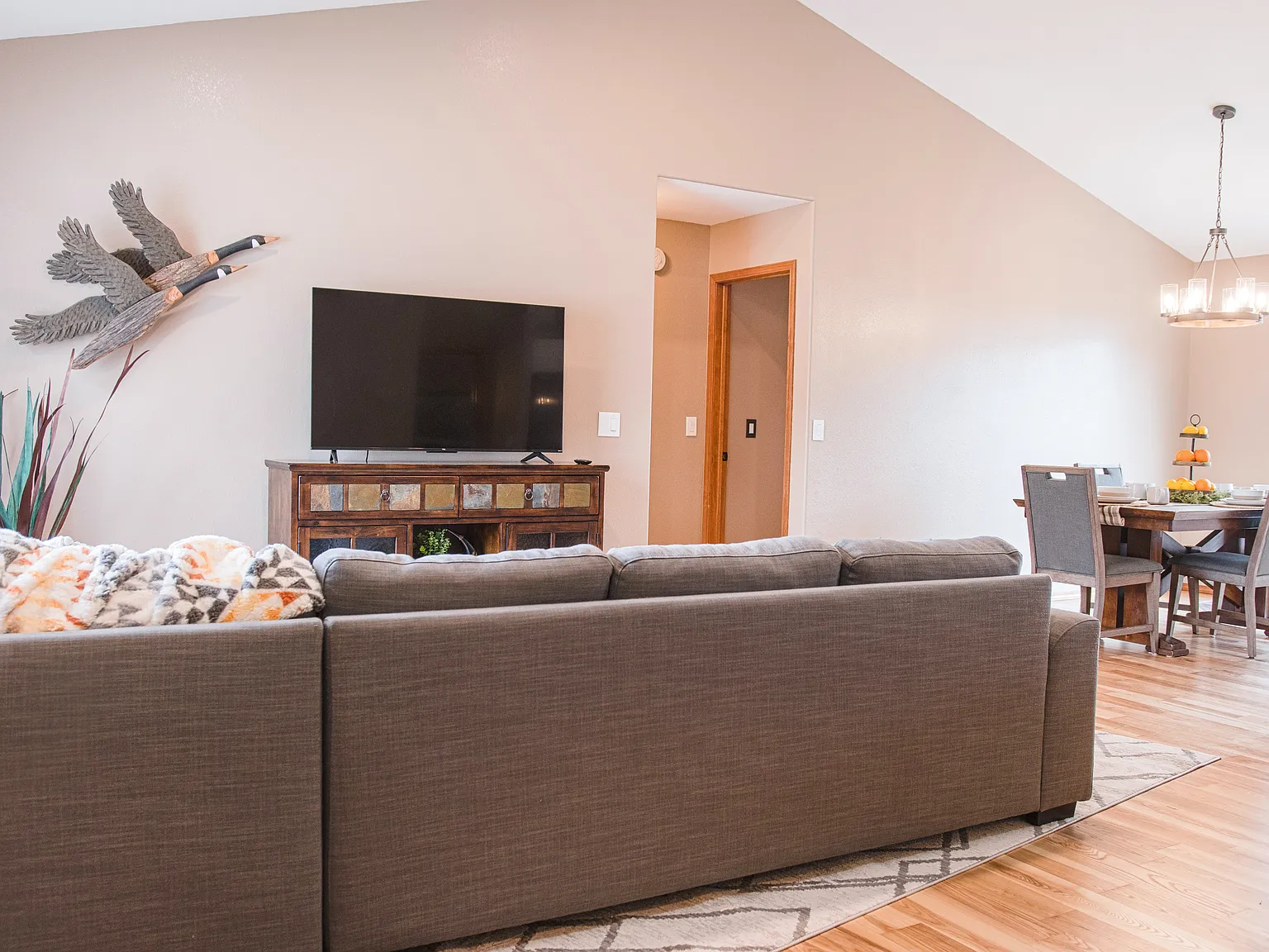 6 bed, 3000 sqft, $3,400 — Photo 4