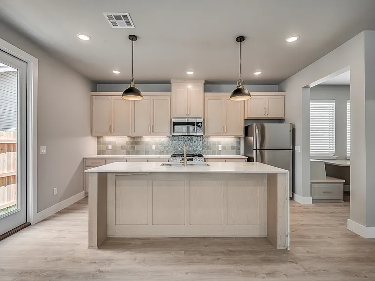 11 N Walnut St — Photo 1