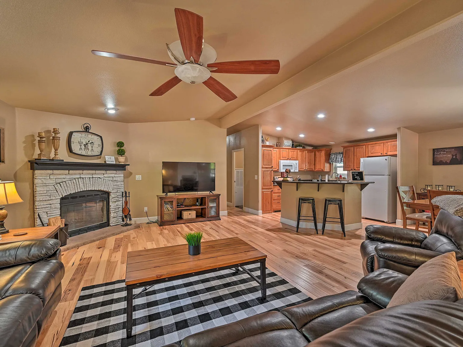 3 bed, 1404 sqft, $3,000 — Photo 3