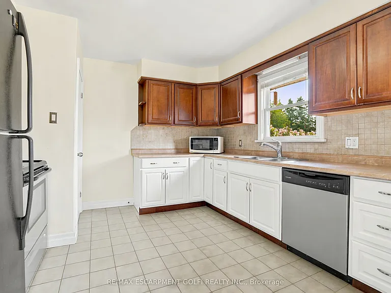 602 Geneva St — Photo 9