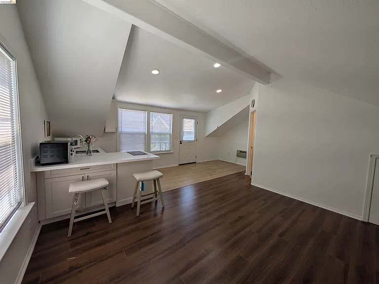 1021 Arlington Way #UPPER — Photo 1