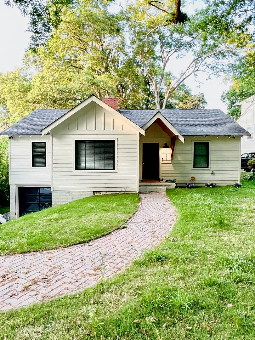 Fully Furnished Home Across from Cleveland Park Prime Greenville Location! — Photo 1