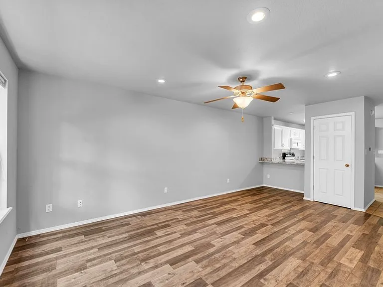 1429 W Netherlands Way #3 — Photo 2