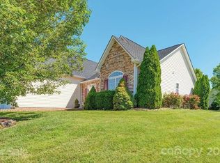 18 Meadow Walk Ct, Fletcher, NC 28732