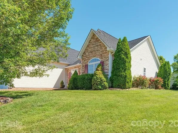 18 Meadow Walk Ct, Fletcher, NC 28732