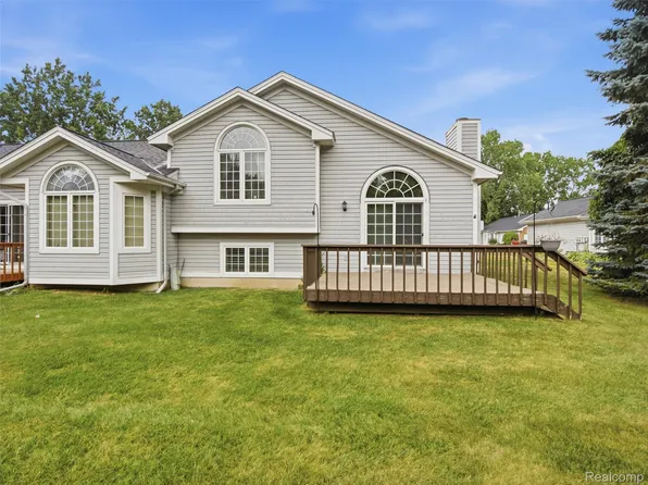 6346 Squire Lake Dr, Flushing, MI 48433