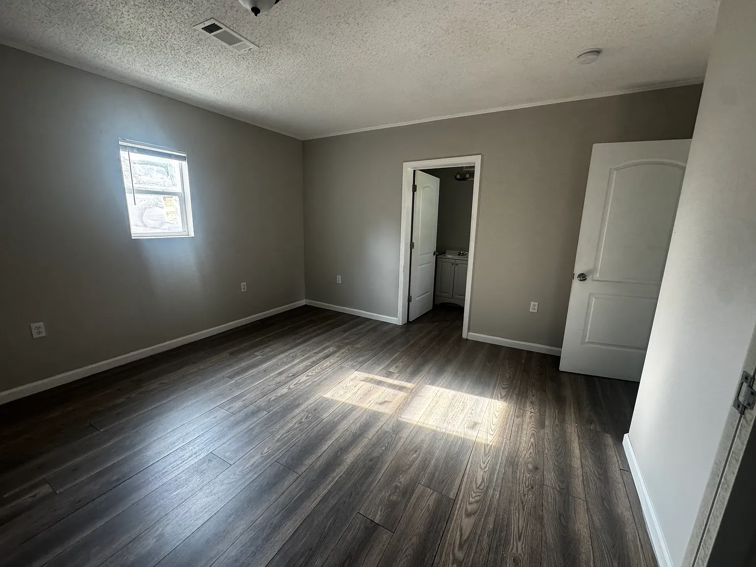 3 bed, 1300 sqft, $1,300 — Photo 3