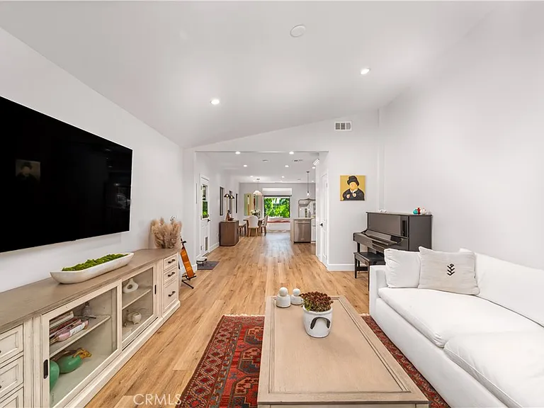21327 Providencia St — Photo 4