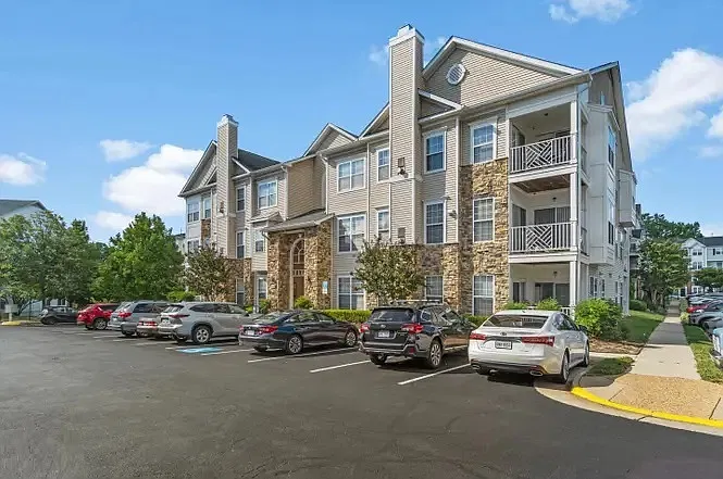 3 bed, 1303 sqft, $2,930 — Photo 2