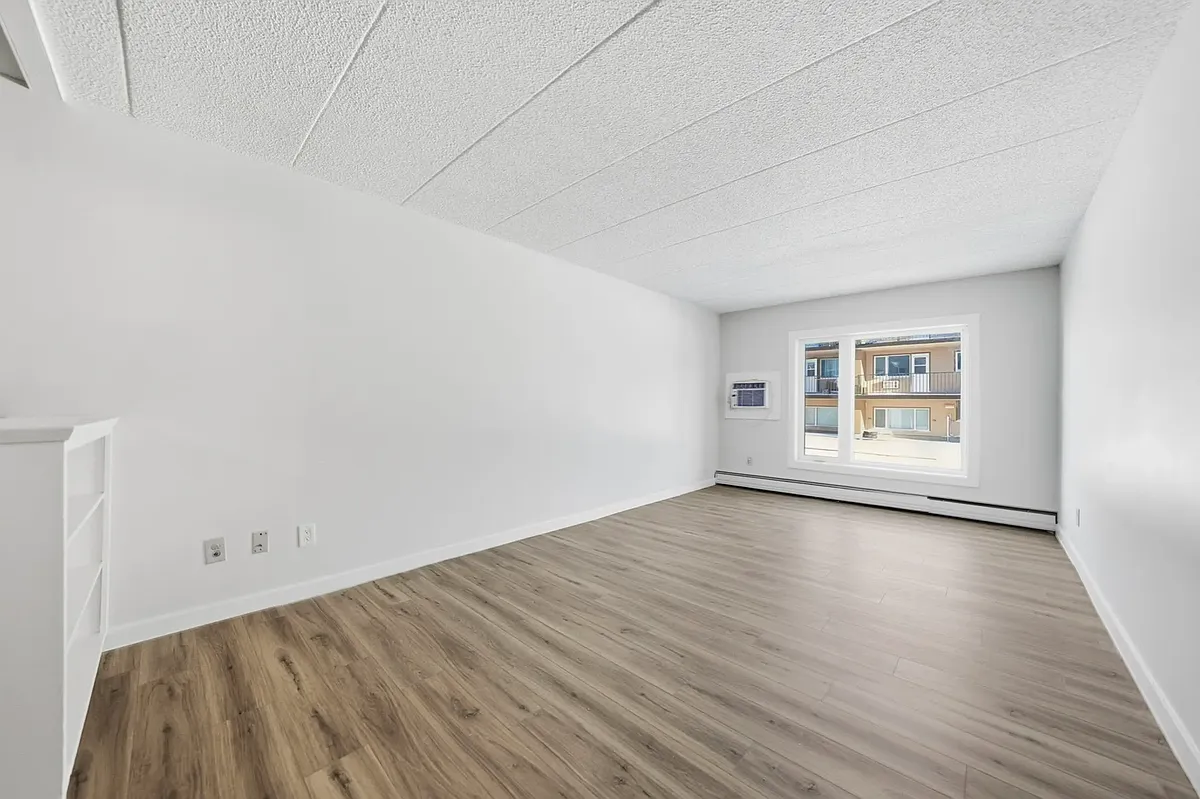 Building Photo - 27 Vaughn St #12