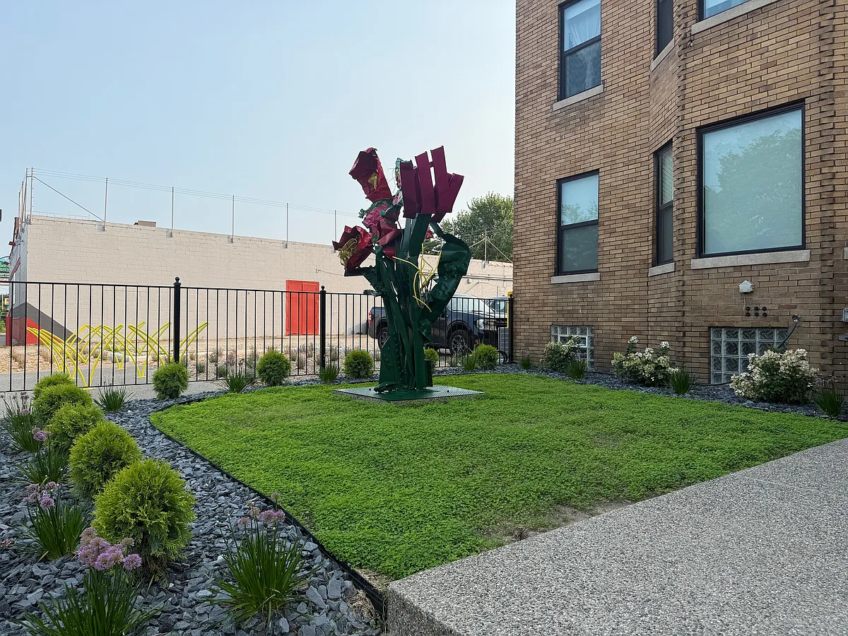 Beautiful sculpture on Trumbull - 4565 Trumbull St #3