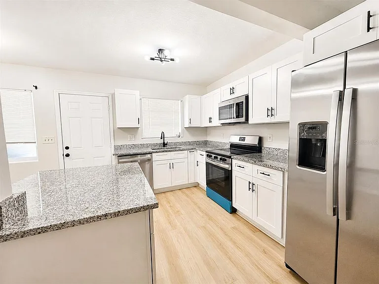 1353 Lakeview Rd — Photo 5
