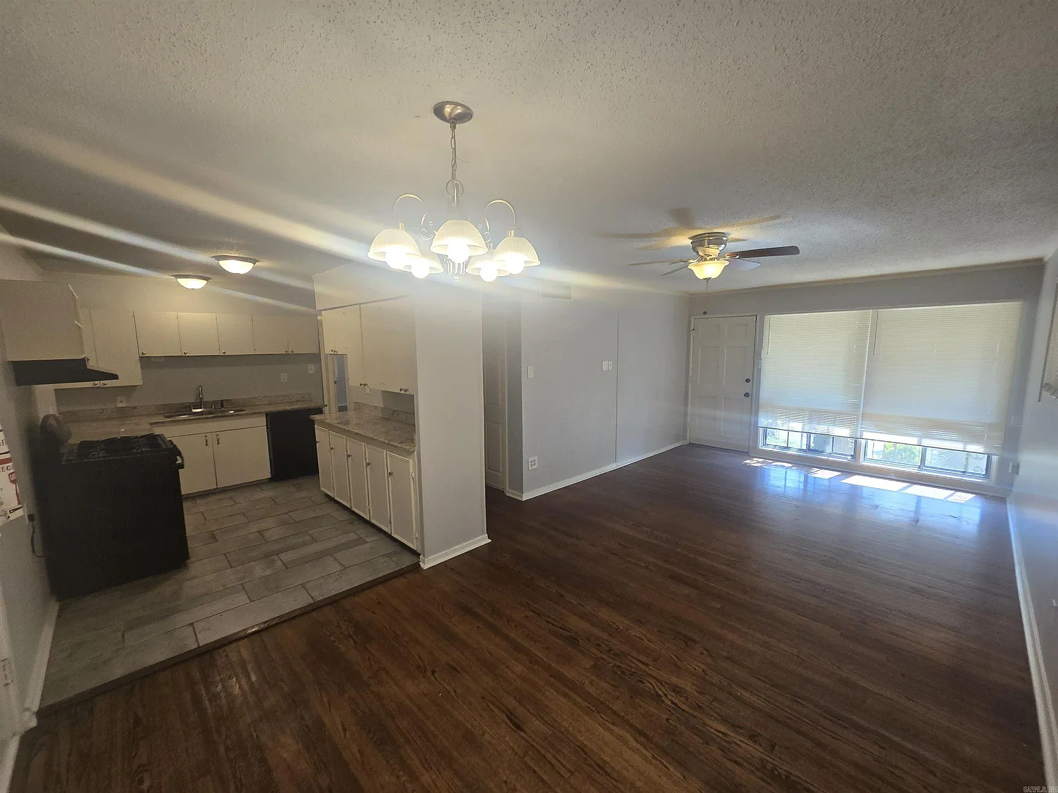 3 bed, 1.5 bath, 1008 sqft, $1,050 — Photo 3
