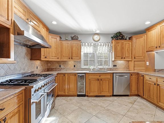 5th image of 40 Fiorenza Dr