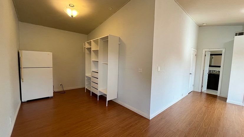 2nd image of 548 Oaklawn Ave