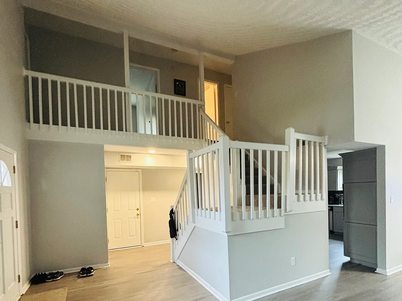 921 Thornhill Pl — Photo 2