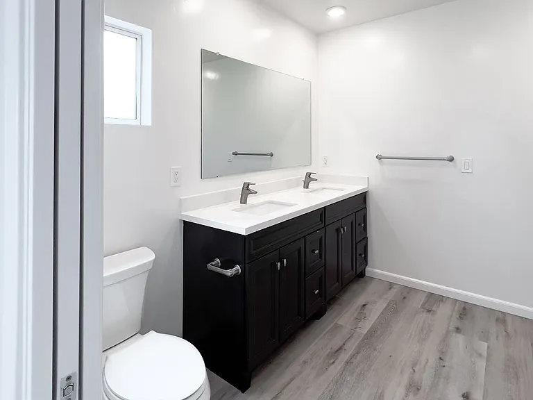 Gorgeous Townhome w/ Rooftop Deck and Ocean Views Near USD — Photo 15