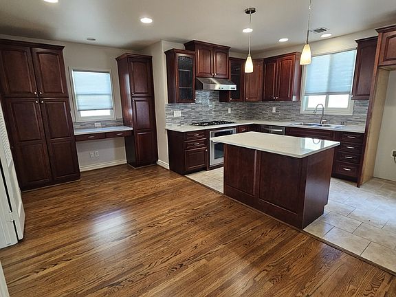 Open-design kitchen, island, gas cooktop and oven, microwave in-island (refrigerator on order)
