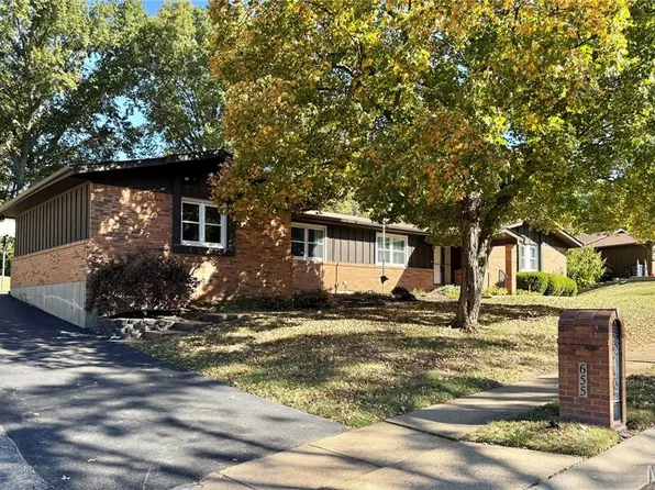655 Hunters Ridge Dr, Saint Louis, MO 63135