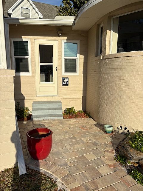 Private Front Entrance!