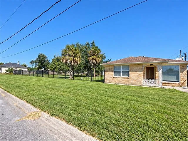 3 bed, 3.0 bath, 1910 sqft, $2,000 — Photo 2