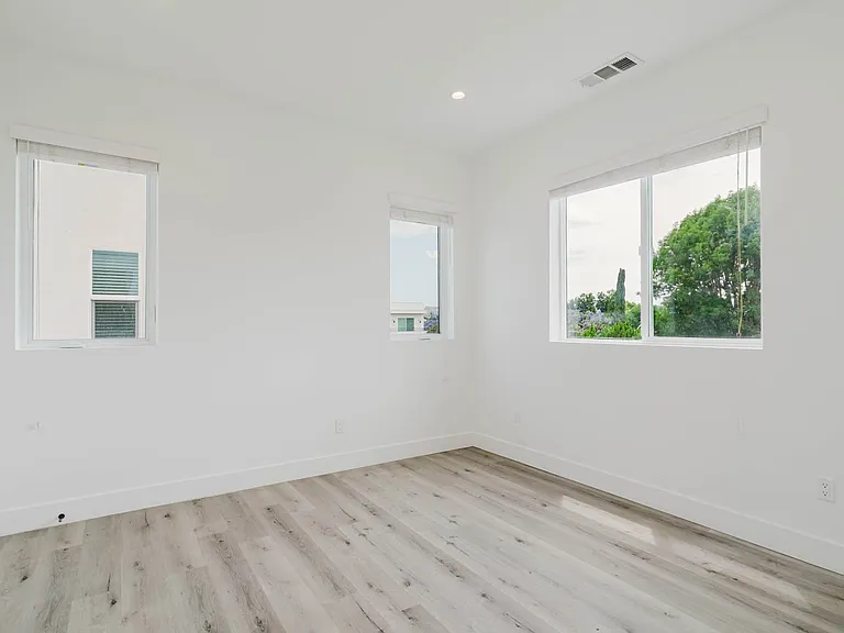 10853 Otsego St — Photo 25