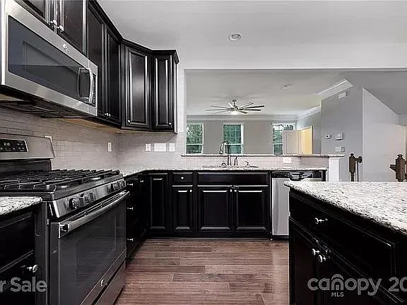 3 bed, 2.5 bath, 1807 sqft, $2,950 — Photo 3