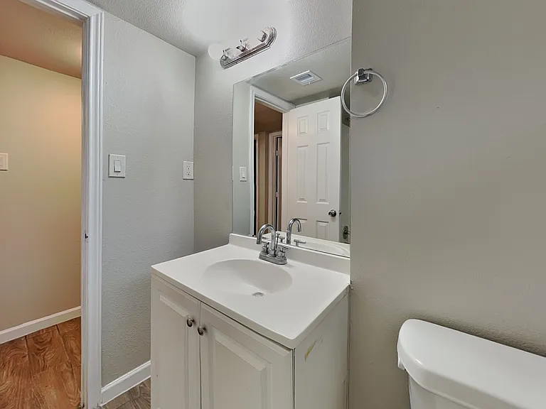 Cozy bathroom with neutral ton